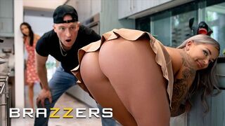 Sexet kok Hayley Davies er mere fokuseret på Zac pik end arbejde
