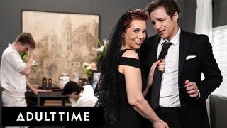 Hot- tatoveret orm Ruby Lynne blev taget i at kneppe til en begravelse!