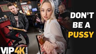 Modige blonde porno stjerne fucking en mærkelig mand i en bar