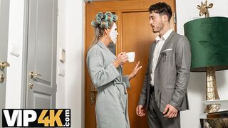 Den modne blonde franske mor forfører unge fyr igen