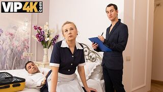 Roomservice med skrue med en varm moden blondine