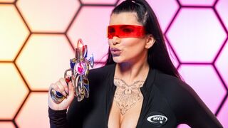 Romi Rain knepper rumvæsnet for at beskytte menneskeheden!