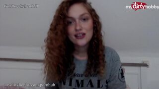 Glat teenager strække hendes stramme fisse med tyk kunstig pik
