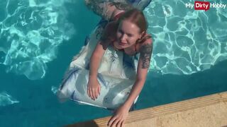 Emma Wolf er den lækre pige, der knepper i poolen