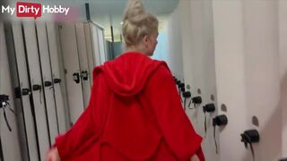 Breathing blonde cheerleader i omklædningsrummet