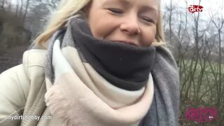 Hot teenage pige på en cykel gnide hendes våde fisse