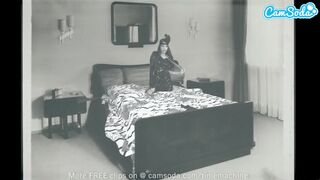 Hot teenage pige spiller med blondiner med enorme falske pikke foran webcam