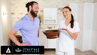 Brad Newman prøver sin egen Nuru olie med en varm massage maskine