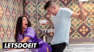 Den sexede tjenestepige Jade Presley renser og sutter de store pikke i det varme herberg