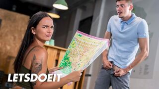 Claudia Bavel 's glade tur til den varme hostel seksuelle paradis