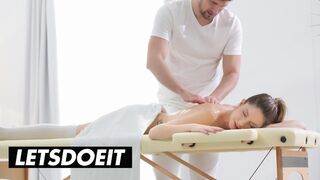 Rebecca Volpetti 's fedtet massage eventyr med Kristof Cale' s kærlighedssang