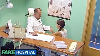 Desperate russiske teenager belønner lægen med hård sex på et falsk hospital