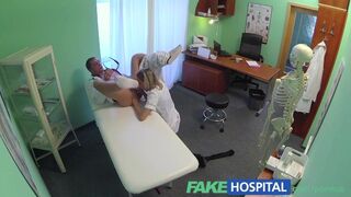 Falske hospital - varm sygeplejerske får hendes lønforhøjelse ved at kysse hendes røv