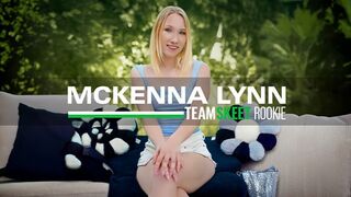 Mckenna Lynns første porno: blonde piges vilde pik eventyr