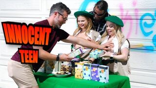 Pige spejdere Coco Lovelock og Haley Spades fik fisse fra deres kunder