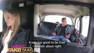 Unge fyr fucking Angel Piaff 's våde barbering fisse i en falsk taxa