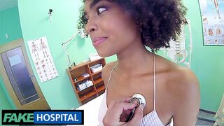 Hot brasiliansk sort college pige lægeundersøgelse på falsk hospital