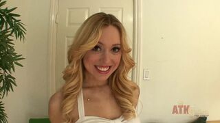 Blonde teenage pige Lucy Tyler gnide hendes klitoris med en vibrator til den store orgasme