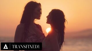 Efter mørkets frembrud hårdt fuck: Tori Easton grusomt fucks Charlotte Sins bikini dukke
