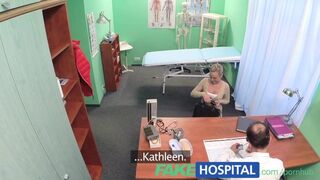 Hot blonde patient elsker en læges muskuløse krop og petting ord