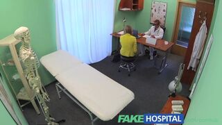 Lustrofobisk blond russisk patient elsker en smuk sygeplejerske