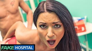 Polsk milf Ania Kinski viser sin læge et nyt bryst på det falske hospital