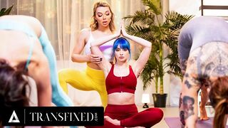 Emma Rose trans yoga instruktør bliver fanget, mens hun knepper Jewelz Bluo i en regelmæssig yoga klasse!