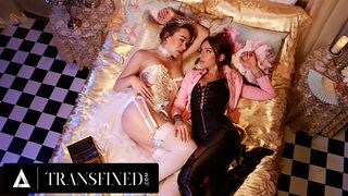 Feer Emma Rose og April Olsen på wild strap fuck anal