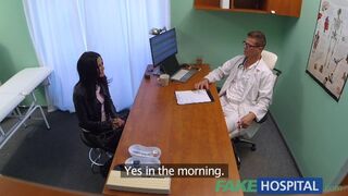 Amanda Black knepper sin læge på klinikken