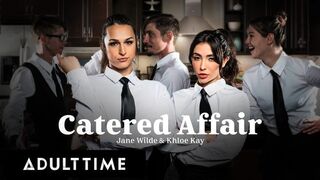 Jane Wilde og Khloe Kay hot servitricer fucked på arbejde