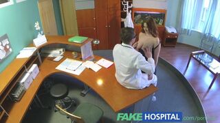 Big- breasted ny medarbejder stinker og fucker sig selv op for et job i klinikken