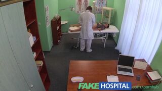 Den studerende pige får en fuld eksamen på klinikken før arbejde