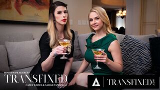 Sarah Vandella og Casey Kisses 'fucking spil, mens manden arbejder
