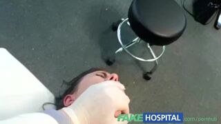 Falsk hospital: seksuel behandling gør en vidunderlig bryst patient savl med smerte