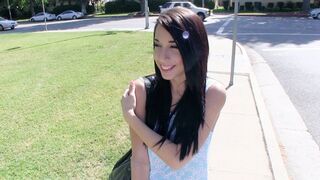 Teenage luder Mia Hurley viser hendes store bryster og knepper drengen for penge