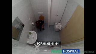 På et falsk hospital nyder en teenager tatoveret kælling at være læge, der nyder at kneppe