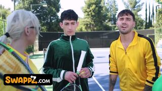 Tennis kamp fører til en fire-fuck orgie - Kenzie Taylor og Mona Azar