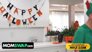 Sydney Paige og Mandy Rhea, to lækre stedmødre, Halloween, vælge et smart outfit til at drive Berry McKeciner til vanvid
