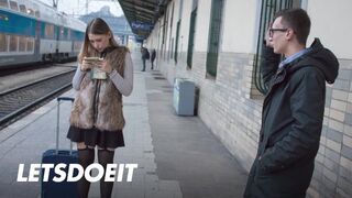 Selvaggia teenage pige fik Charlie Deans store pik for en hurtig pov fuck