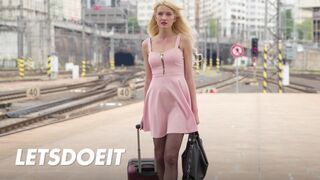 Blond Bree Haze hårdt fuck i udlandet med Neeos gigantiske træ