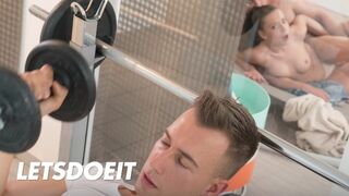 Therese bizarre teenager fisse er dybt fucked i saunaen