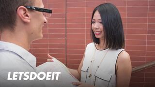 Jureka Del Mar Asian pige sutter den store fede fremmede træ og rider det godt