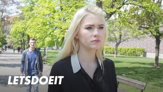 Sexet polsk blonde Misha Cross sutter det udenlandske tykke træ i udlandet og rider godt