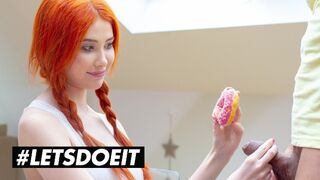 Gisha Forza i en stor rød bombe for at kneppe en doughnut
