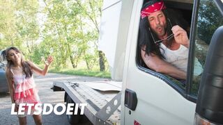 Shrima Malati får en varm godbid for hendes fisse efter en hård nynnen