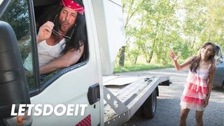 Ukrainsk teenager Shrima Malati er ude at kneppe kæmpe pik af en mekaniker
