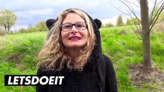 Blondiner Izzy Mendosa rider vildt på kæmpe pik på bagsiden af bilen