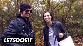 Big- breasted sorthåret tysk chick optagelse i den store vogn for vilde fuck