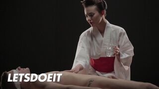Vanessa Decker giver Max Dior en varm massage, og så rider hun hårdt på ham