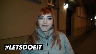 Lulu Gun og Anny Aurora deler et kæmpe sort træ ude i naturen